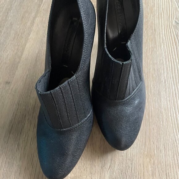 BCBGMAXAZRIA Women's Black Leather Ankle Booties Size: 8B - Picture 2 of 7